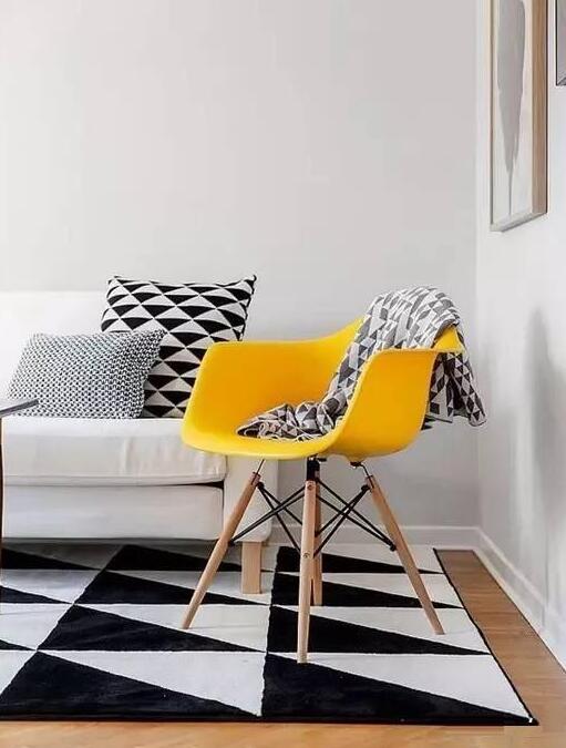 室內(nèi)色彩太暗,用黃色來彌補