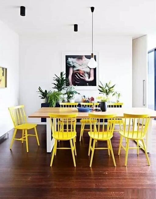 室內(nèi)色彩太暗,用黃色來彌補