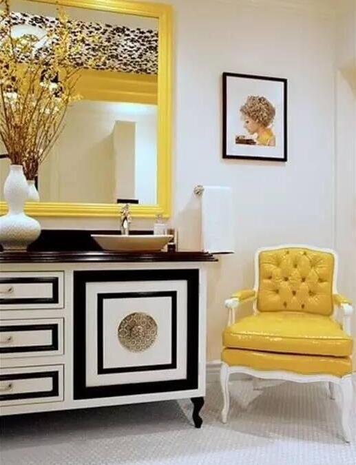 室內(nèi)色彩太暗,用黃色來彌補